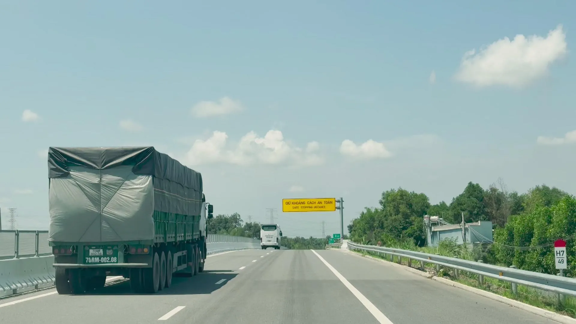 Khu vực trạm thu phí trên cao tốc Bến Lức - Long Thành được hoàn thiện để phục vụ phương tiện lưu thông