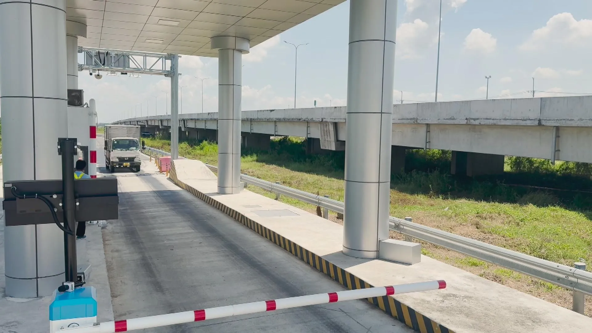 Khu vực trạm thu phí trên cao tốc Bến Lức - Long Thành được hoàn thiện để phục vụ phương tiện lưu thông-h1
