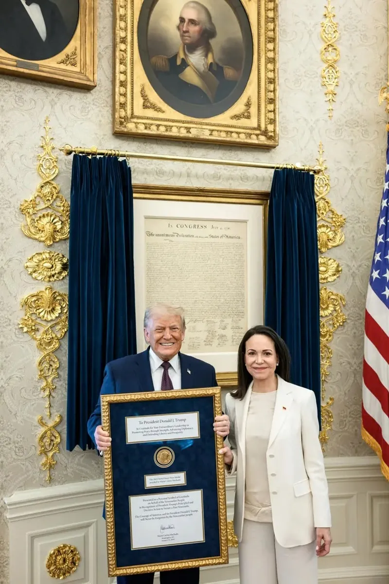Lãnh đạo phe đối lập Venezuela, Maria Corina Machado, trao tặng huy chương Nobel Hòa bình được đóng khung cho Tổng thống Mỹ Donald Trump - Ảnh NEW YORK POST