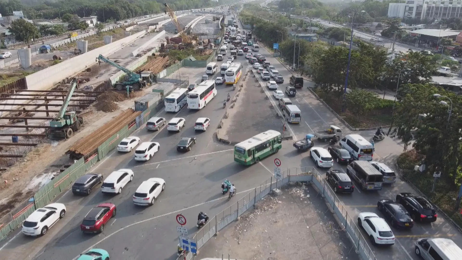 Một đoạn tuyến cao tốc Bến Lức - Long Thành trong quá trình thi công, hoàn thiện các hạng mục hạ tầng