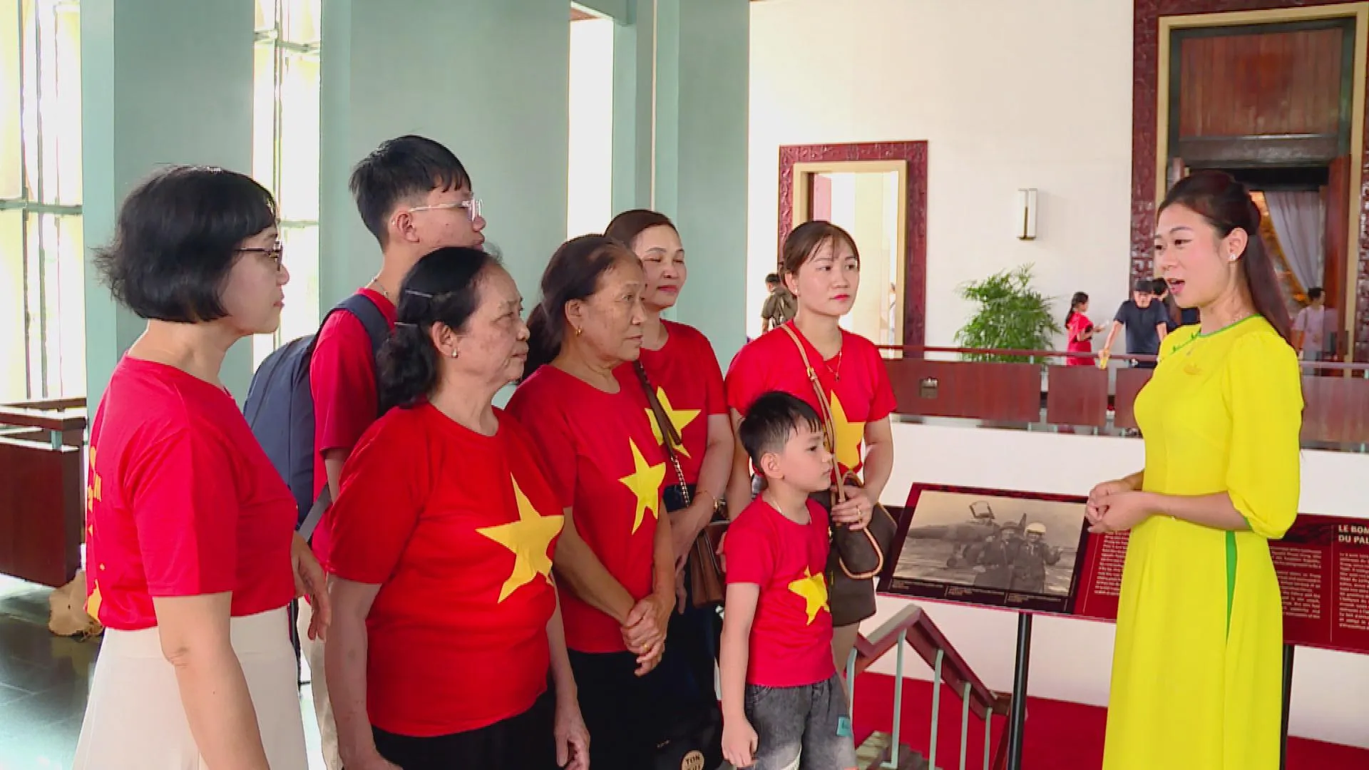 Người dân tham quan Dinh Độc Lập