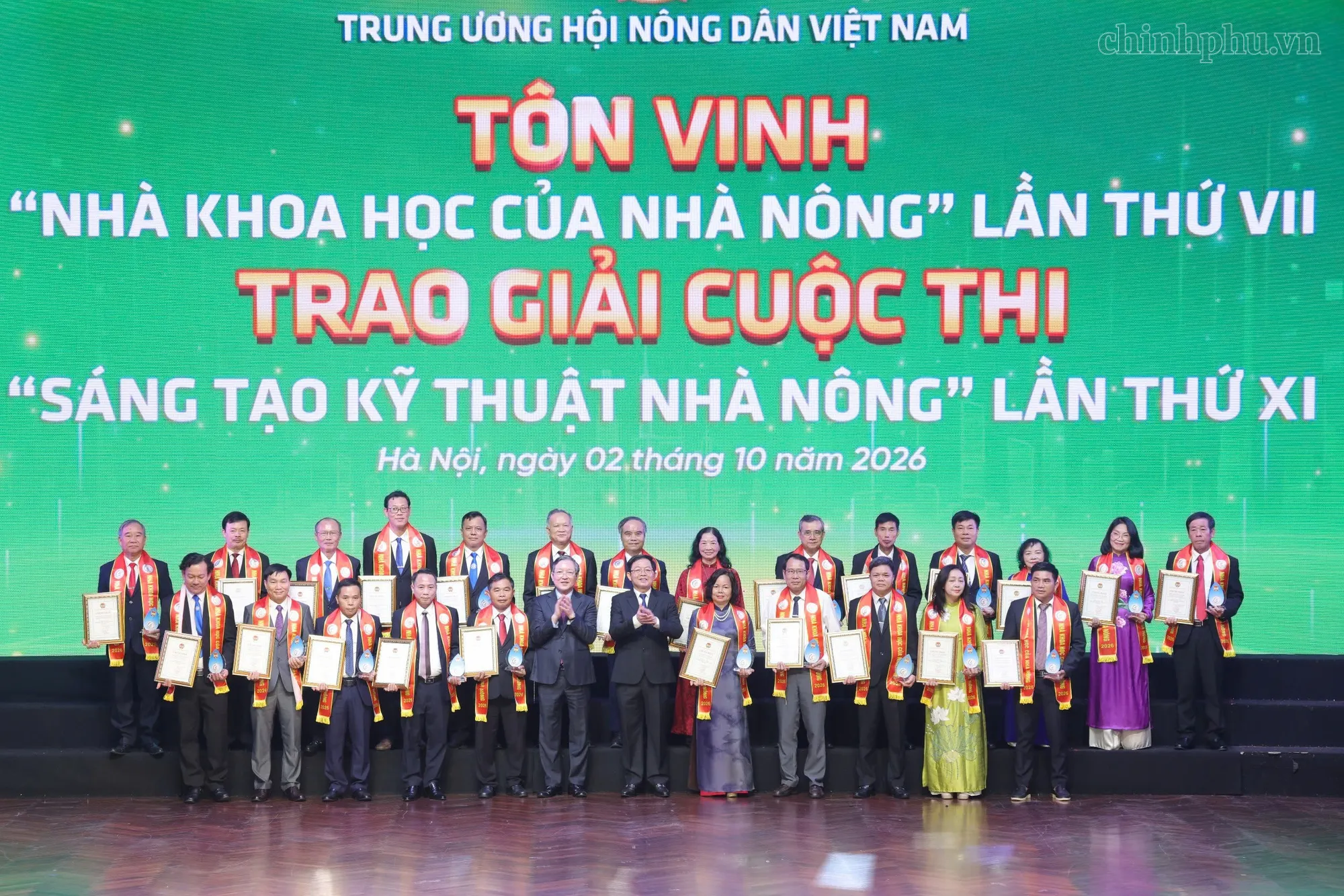 Phó Thủ tướng Hồ Quốc Dũng và Chủ tịch Hội Nông dân Việt Nam Lương Quốc Đoàn trao giấy chứng nhận và Biểu trưng của chương trình cho các Nhà khoa học của Nhà nông - Ảnh chinhphu.vn