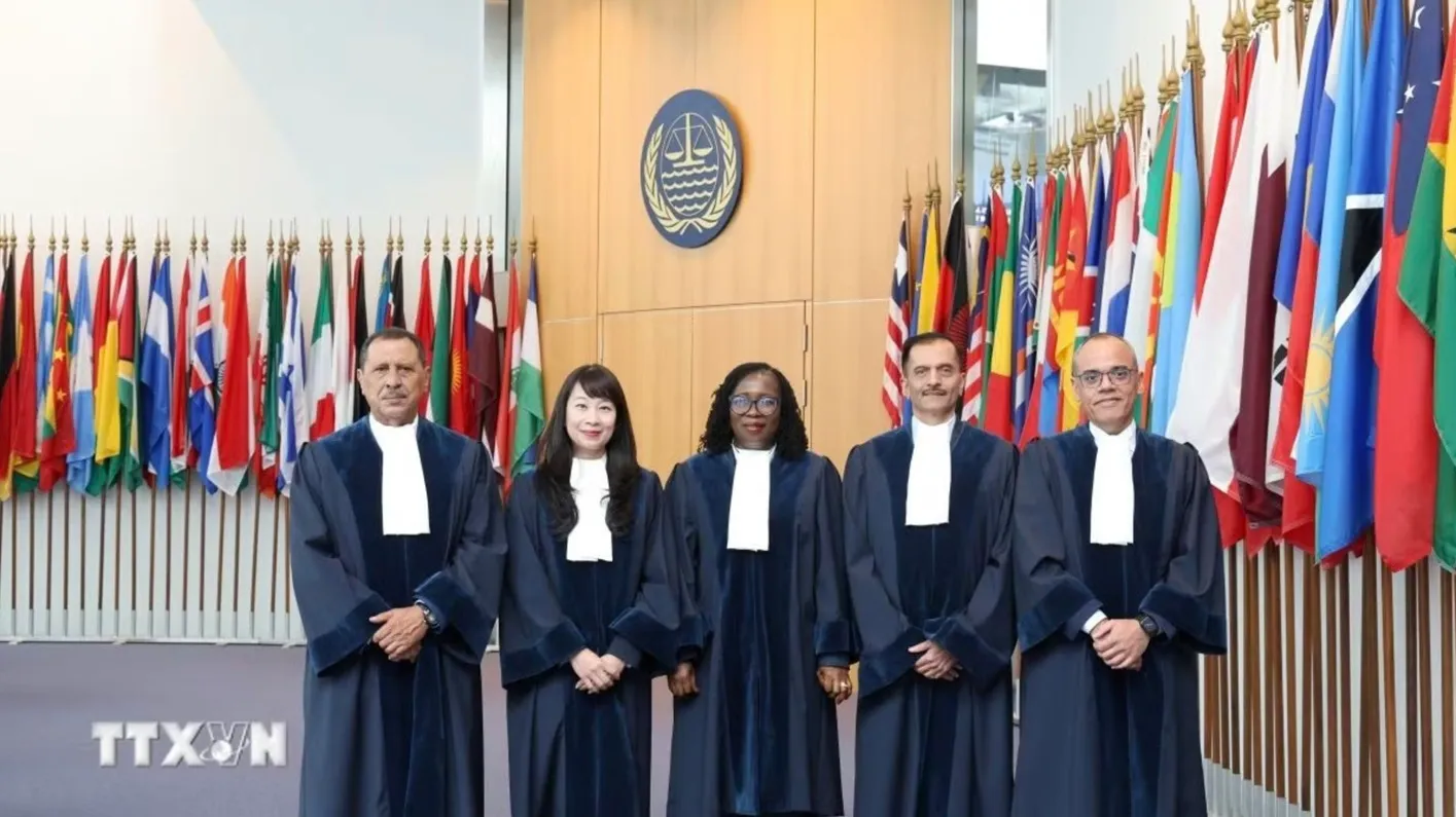Thẩm phán Nguyễn Thị Lan Anh (thứ hai từ trái sang) cùng 4 thẩm phán của Ghana, Brazil, Tunisia và Ấn Độ nhậm chức ngày 1-10 - Ảnh TTXVN