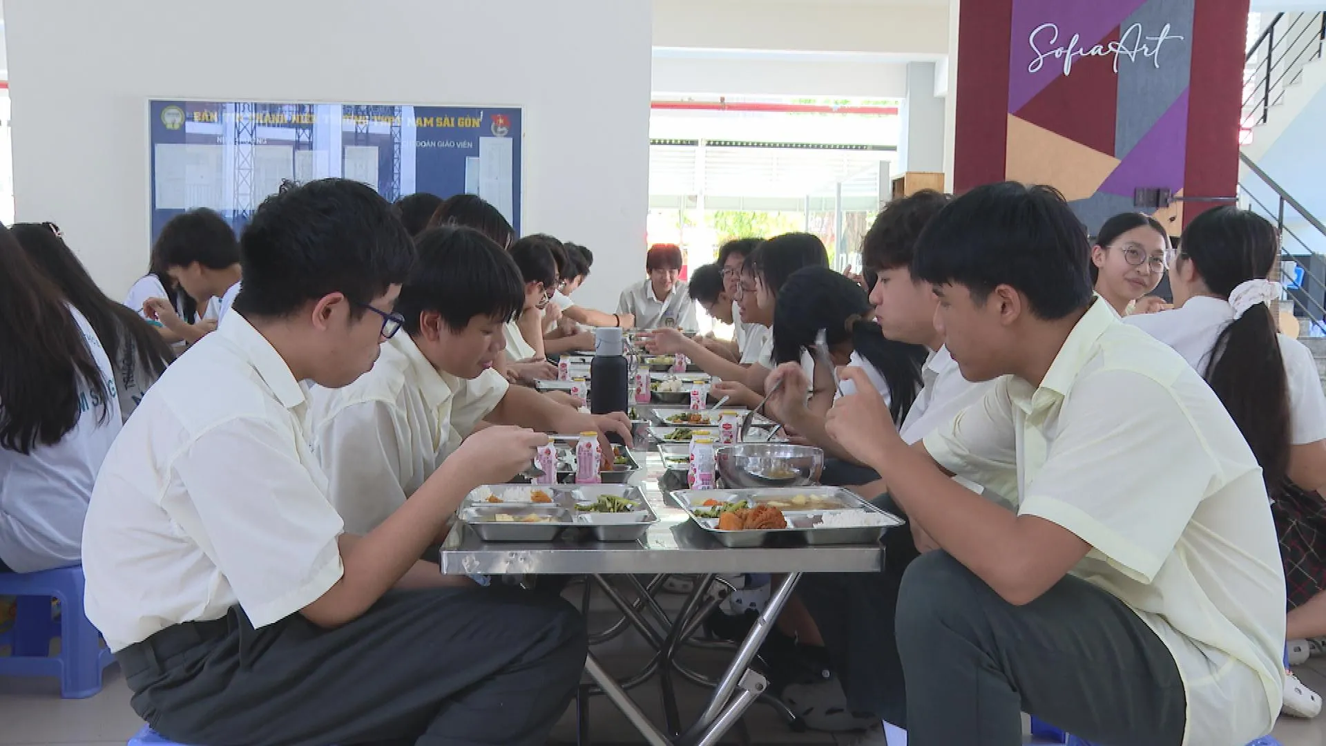 Học sinh các cấp dùng bữa trưa tại trường, trong đó bữa ăn bán trú được tổ chức tại nhà ăn nhằm đáp ứng nhu cầu ăn uống và sinh hoạt của học sinh trong thời gian học tập tại trường