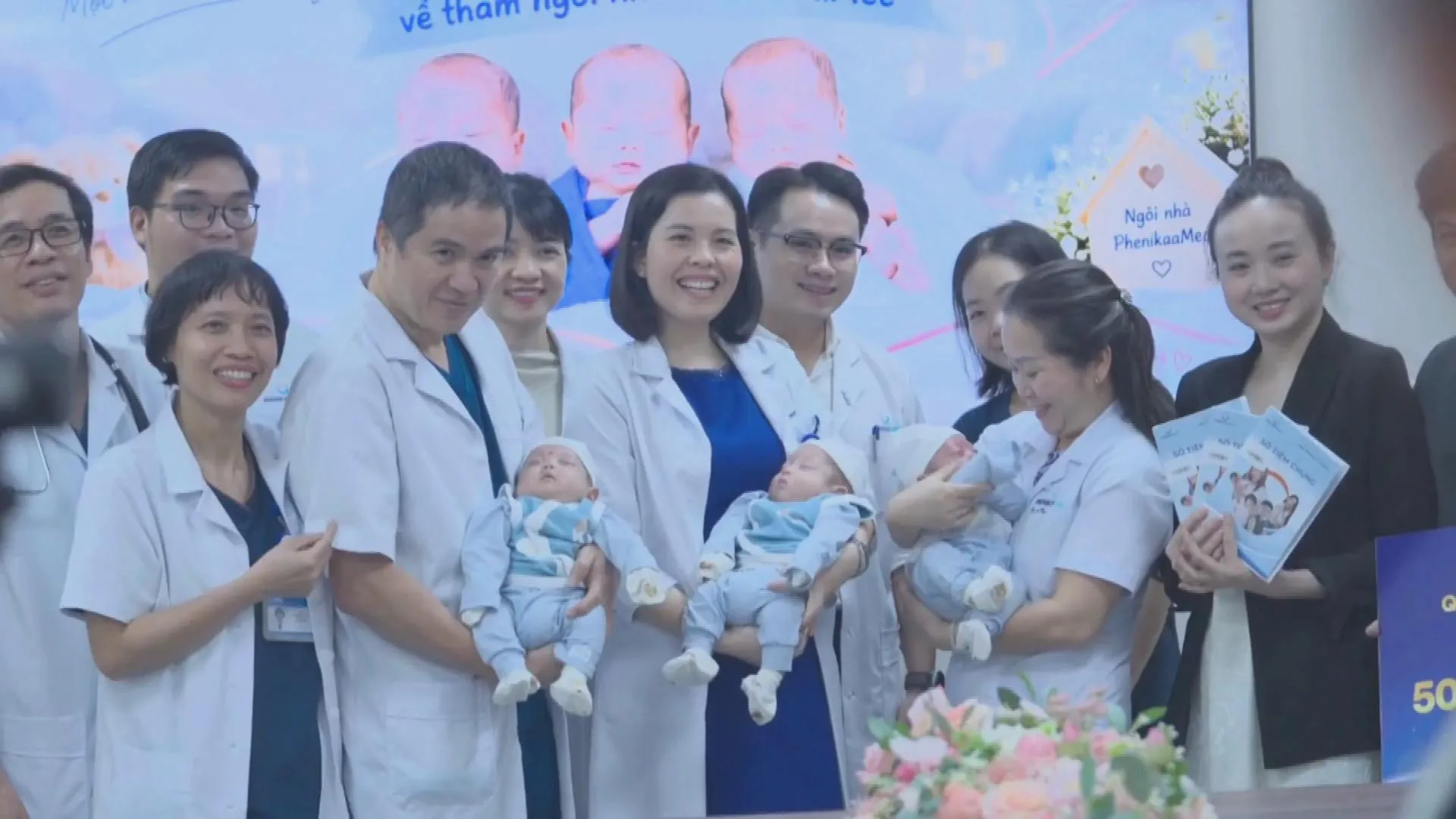 Khoảnh khắc ba em bé khỏe mạnh bên đội ngũ y bác sĩ khép lại hành trình điều trị đầy thử thách