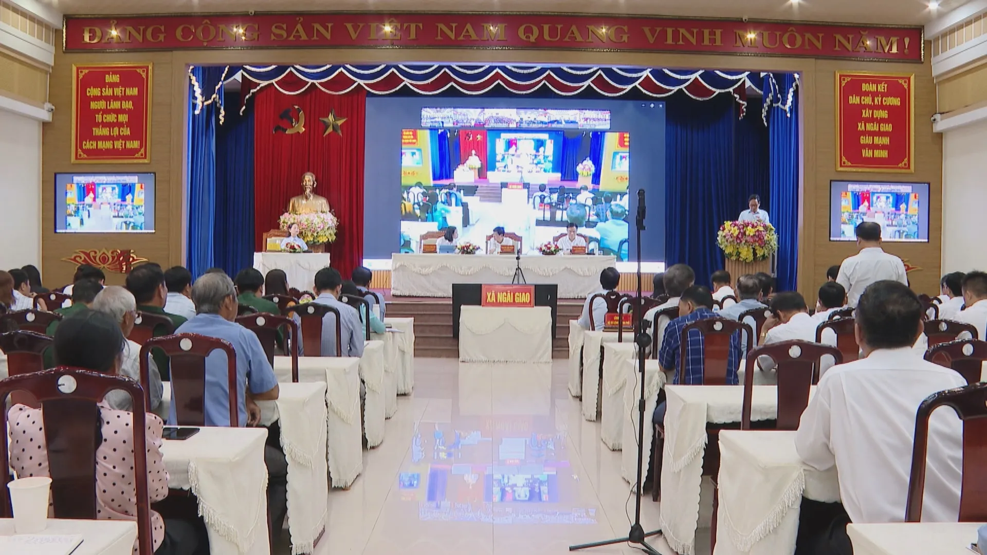 Toàn cảnh buổi tiếp xúc cử tri tại xã Ngải Giao