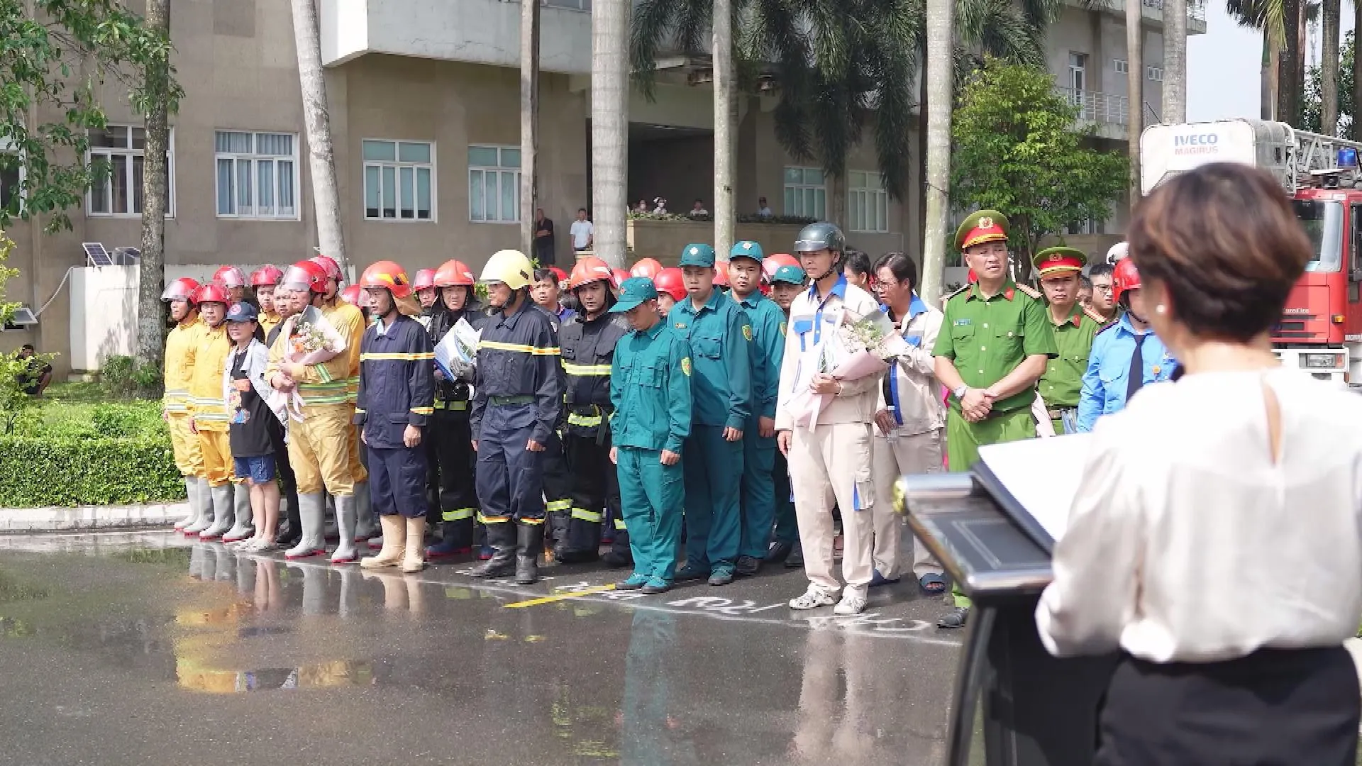 Nhiều lực lượng chuyên nghiệp và lực lượng tại chỗ tham gia diễn tập phương án chữa cháy, cứu nạn cứu hộ.Các lực lượng triển khai đội hình chữa cháy, phun nước khống chế đám cháy giả định