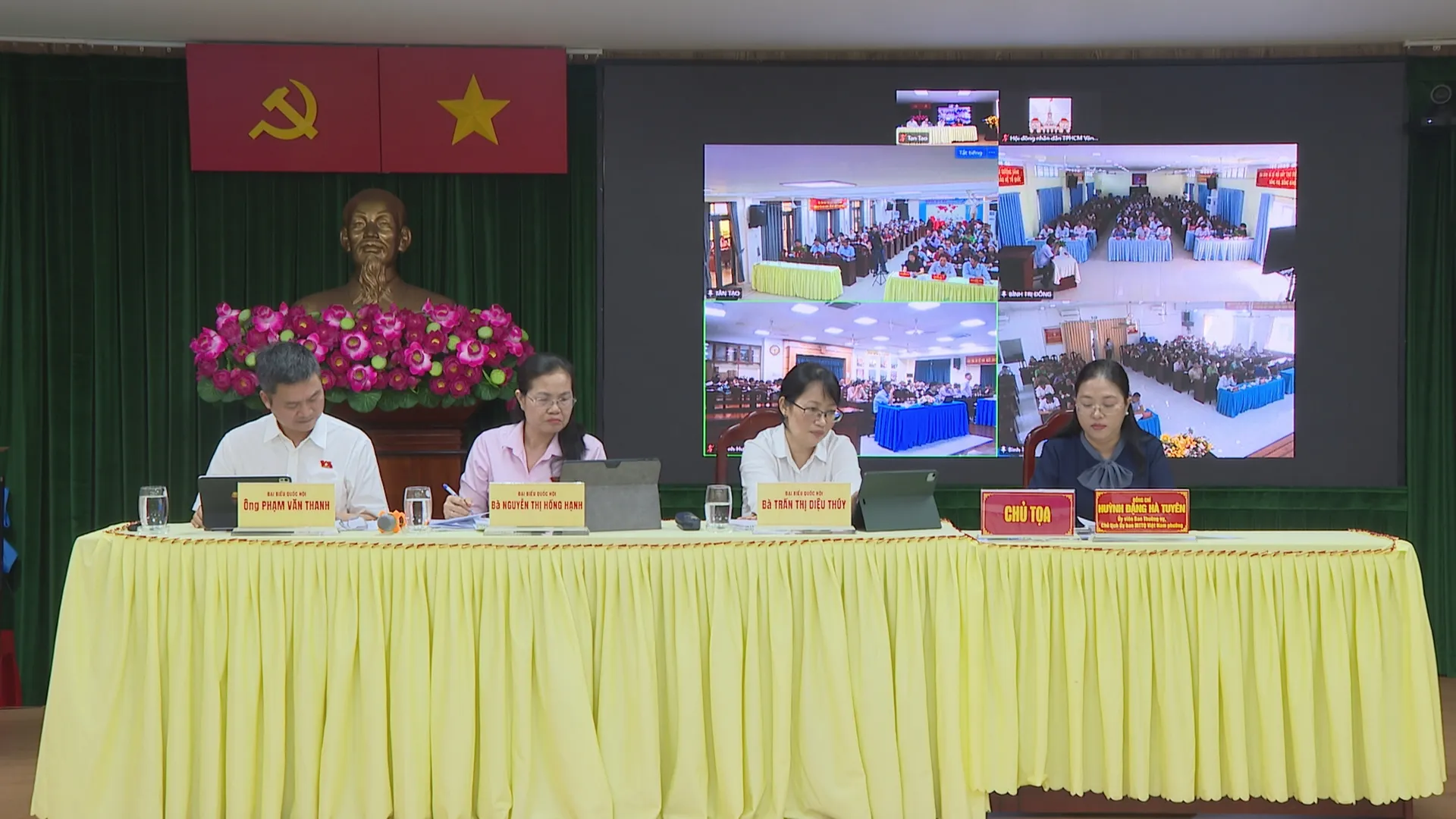 Hội nghị được tổ chức trực tiếp kết hợp trực tuyến, kết nối từ điểm cầu phường Tân Tạo đến 3 điểm cầu