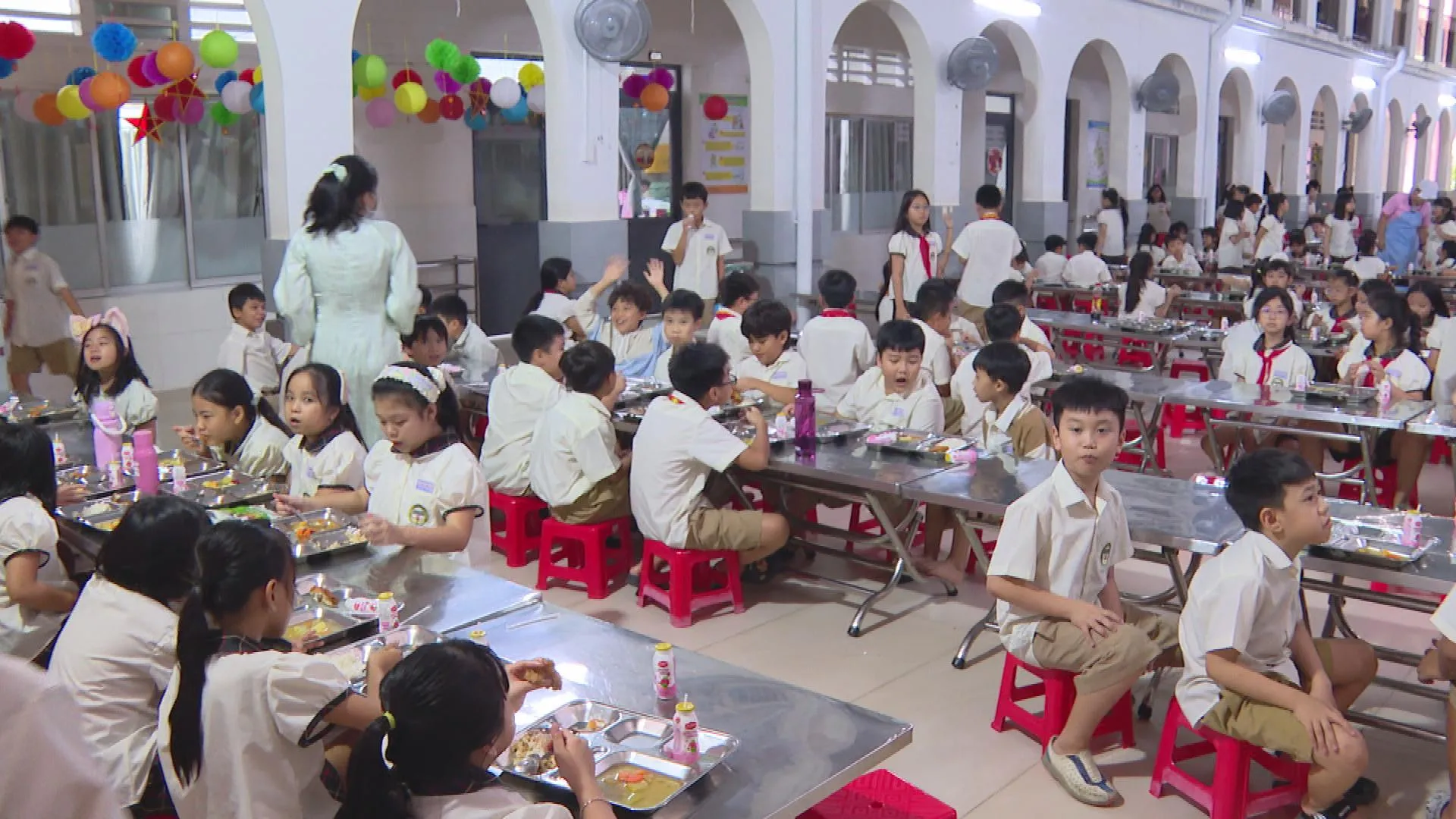 Học sinh các cấp dùng bữa trưa tại trường, trong đó bữa ăn bán trú được tổ chức tại nhà ăn nhằm đáp ứng nhu cầu ăn uống và sinh hoạt của học sinh trong thời gian học tập tại trường
