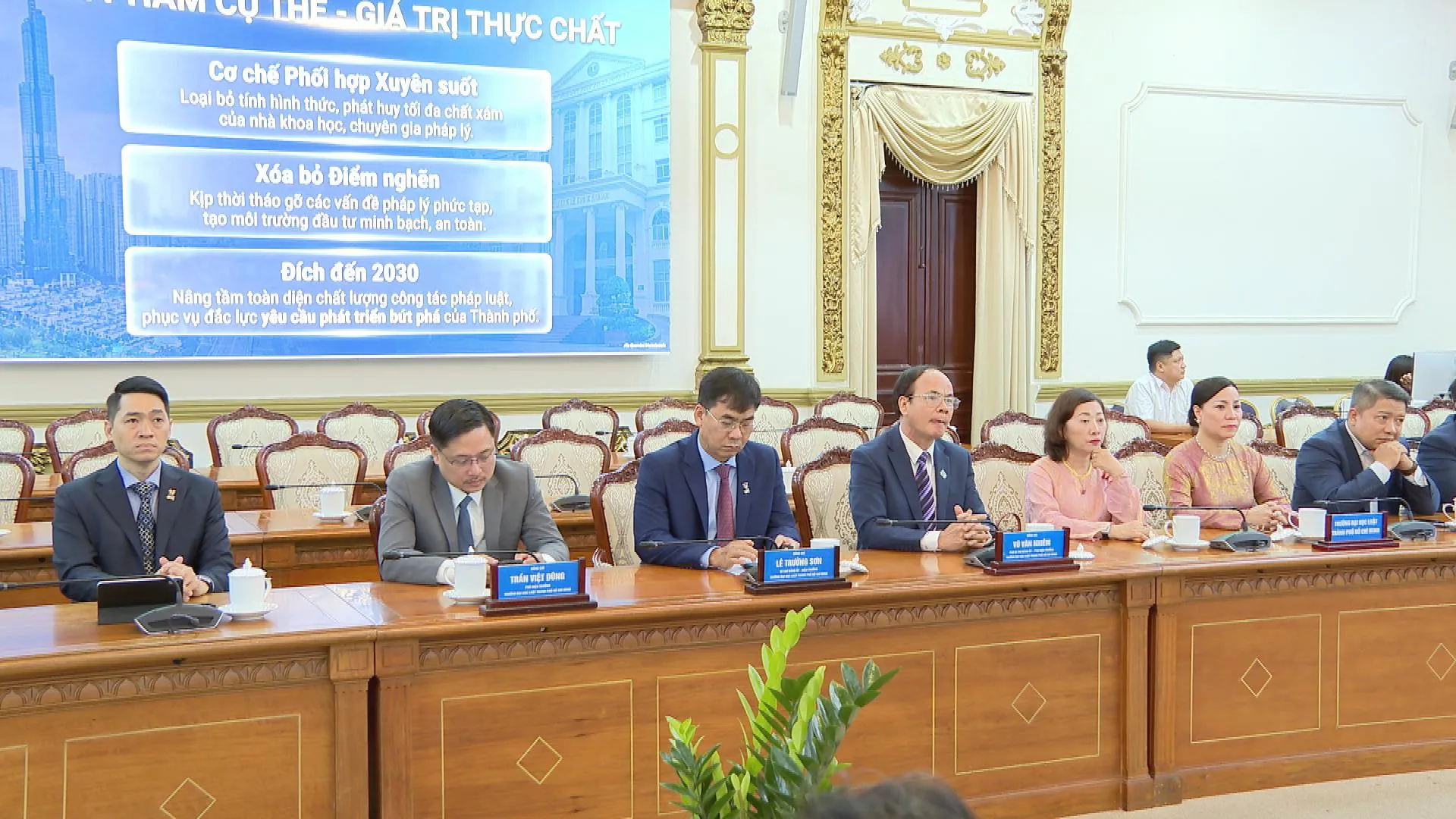 Đại diện các sở, ban, ngành tham dự lễ ký kết phối hợp giữa UBND TP.HCM và Trường Đại học Luật TP.HCM
