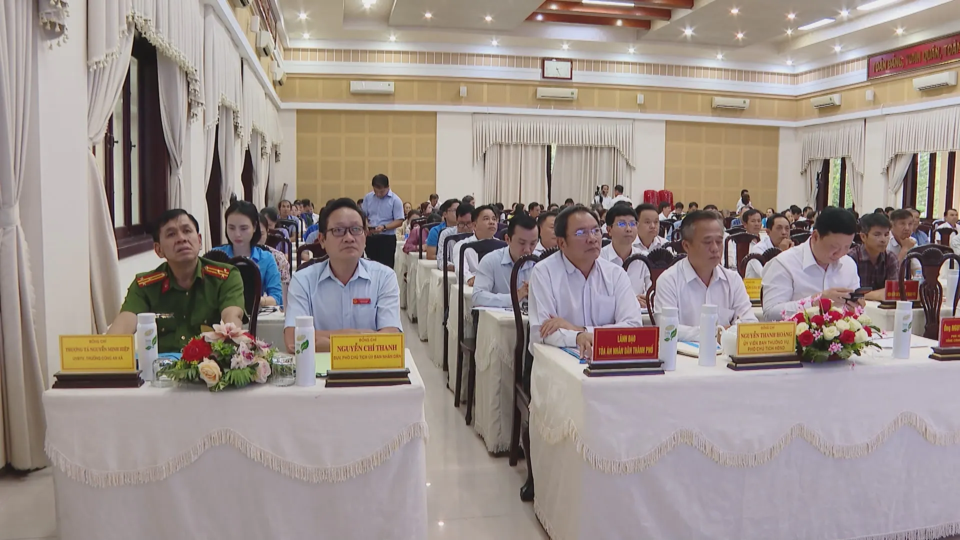 Toàn cảnh buổi tiếp xúc cử tri tại xã Ngải Giao