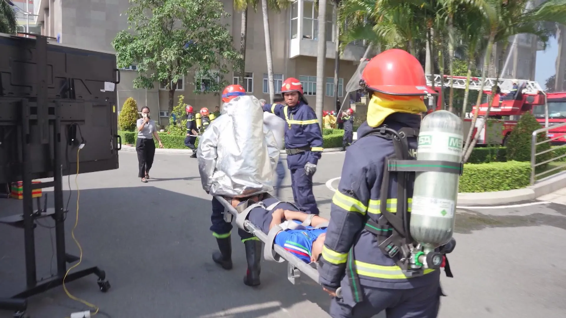Các lực lượng triển khai đội hình chữa cháy, phun nước khống chế đám cháy giả định