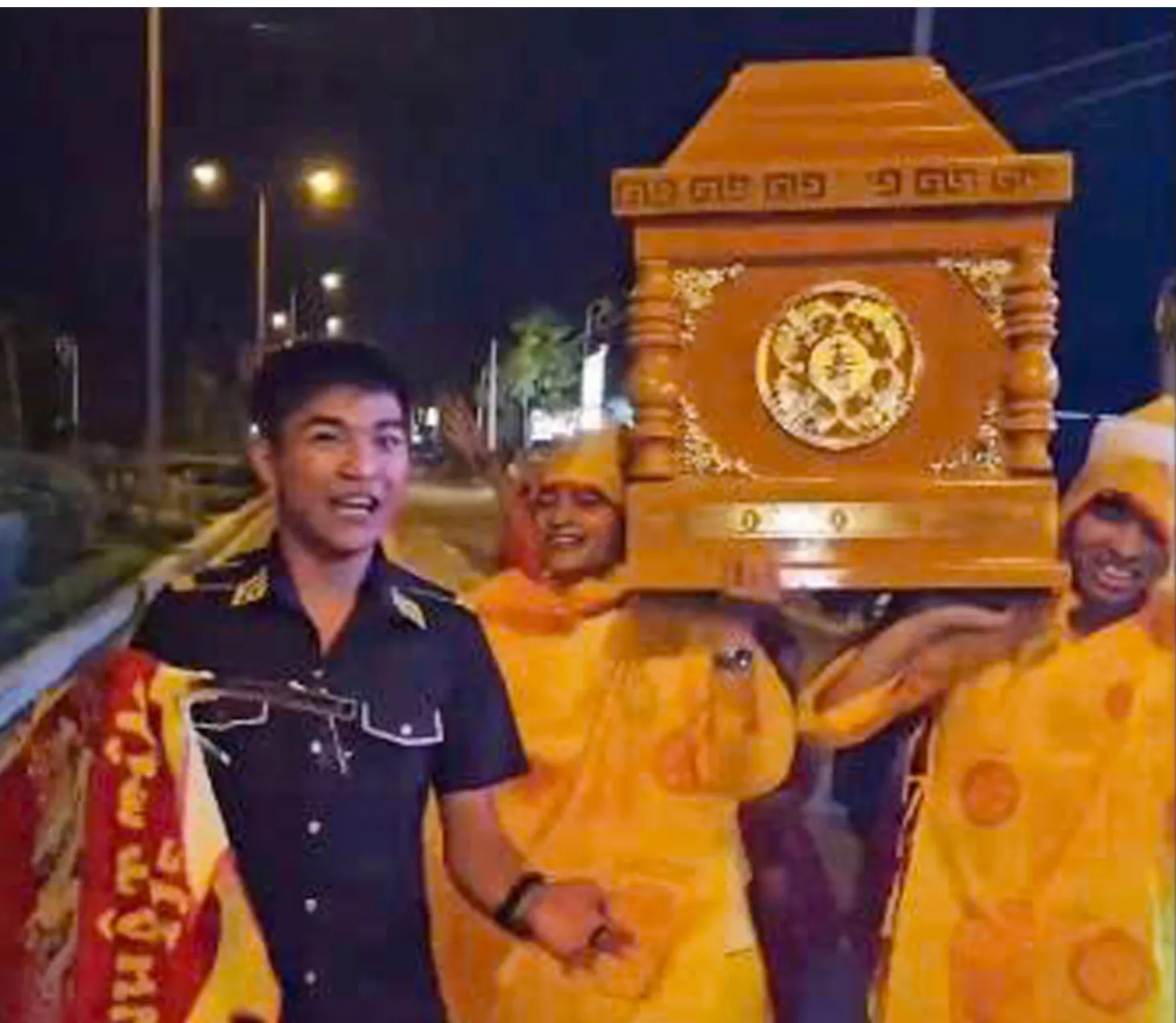 Vụ việc khiêng quan tài diễu phố ở phường Sóc Trăng gây xôn xao trên mạng xã hội vào tháng 6 vừa qua - Ảnh cắt từ clip