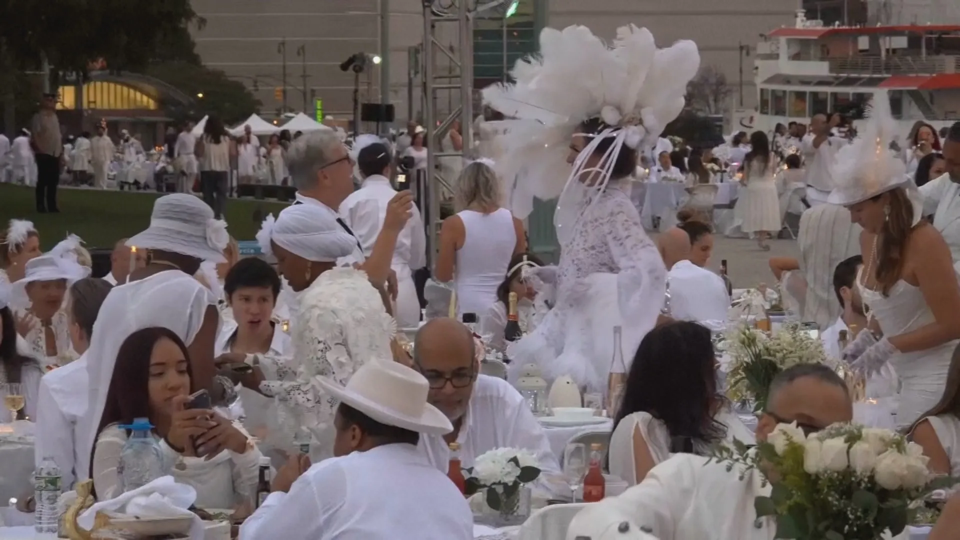 2Sắc trắng tinh khôi không chỉ là quy định mà đã trở thành dấu ấn nghệ thuật tại Dîner en Blanc. Người tham dự khéo léo tạo điểm nhấn bằng những chiếc mũ lông vũ và phụ kiện cầu kỳ, mang đậm phong cách Pháp cổ điển