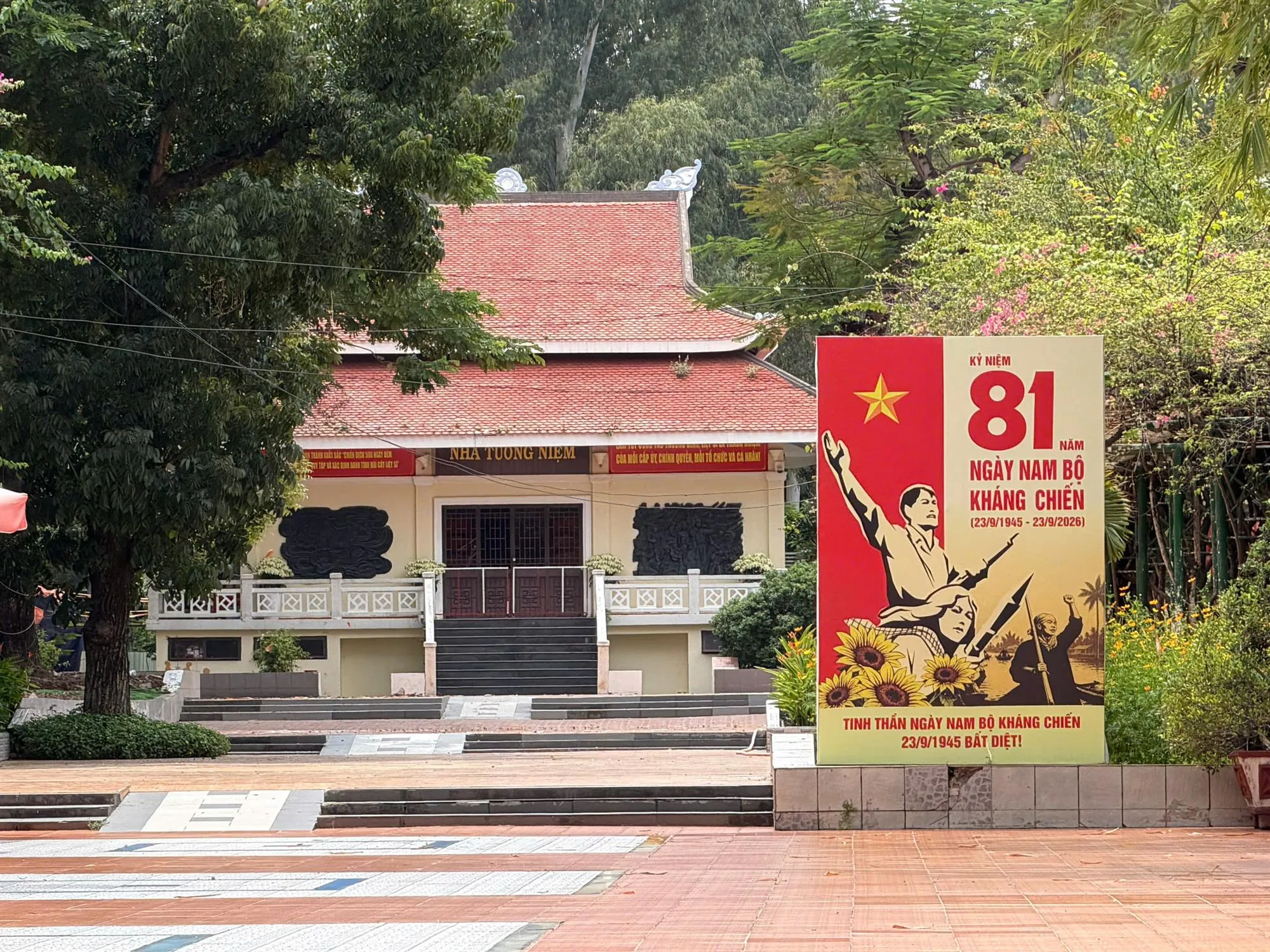 Nhà tưởng niệm giữa khuôn viên, nơi lưu giữ những dấu ấn và ký ức của một thời đấu tranh - Ảnh: Hải Anh