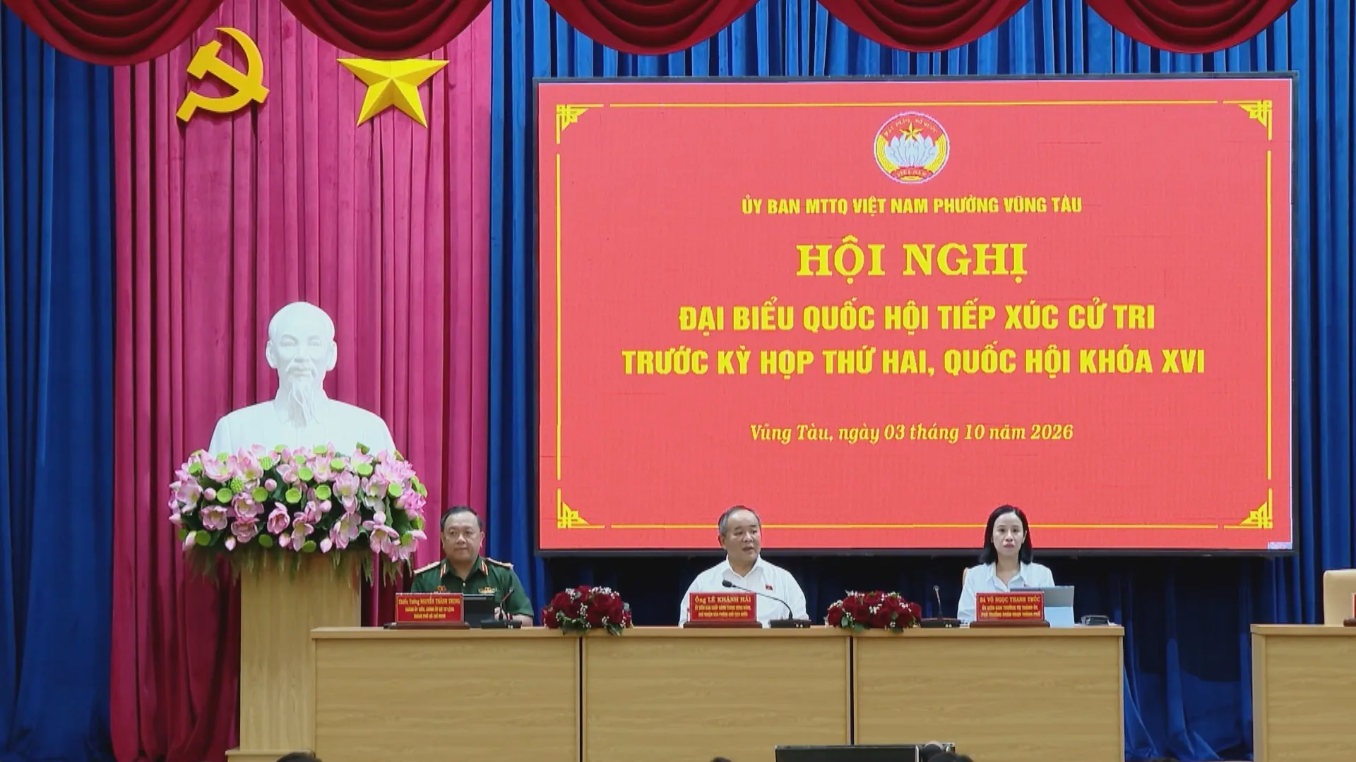 Đại diện Đoàn ĐBQH TP. Hồ Chí Minh thông tin đến cử tri về chương trình kỳ họp