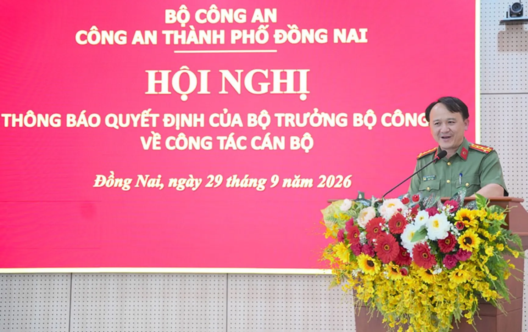 Đại tá Nguyễn Chí Toàn phát biểu sau khi nhận quyết định điều động - Ảnh: Công an TP. Đồng Nai