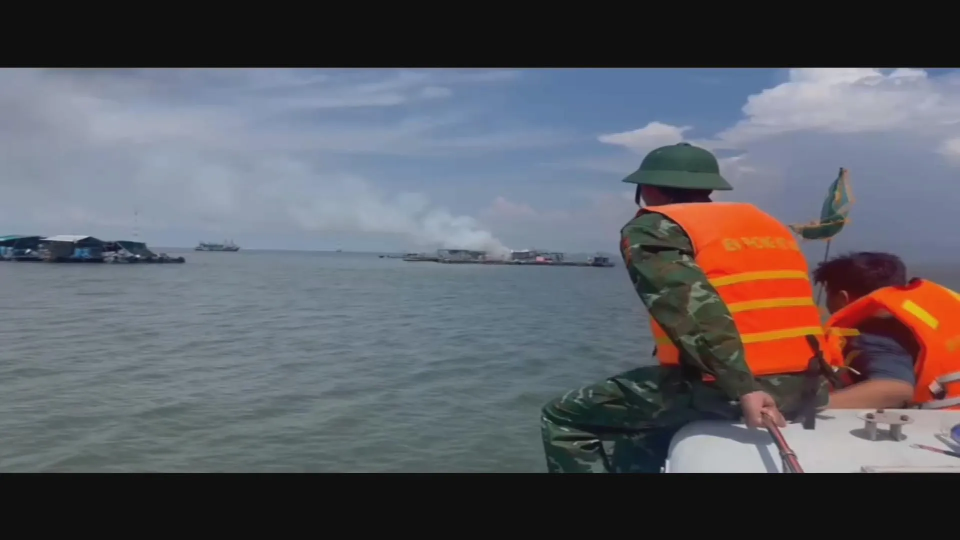 Ngày 2/10, Đồn Biên phòng Tiên Hải (Bộ đội Biên phòng tỉnh An Giang) phối hợp với các đơn vị chức năng làm rõ nguyên nhân vụ cháy bè cá trên địa bàn