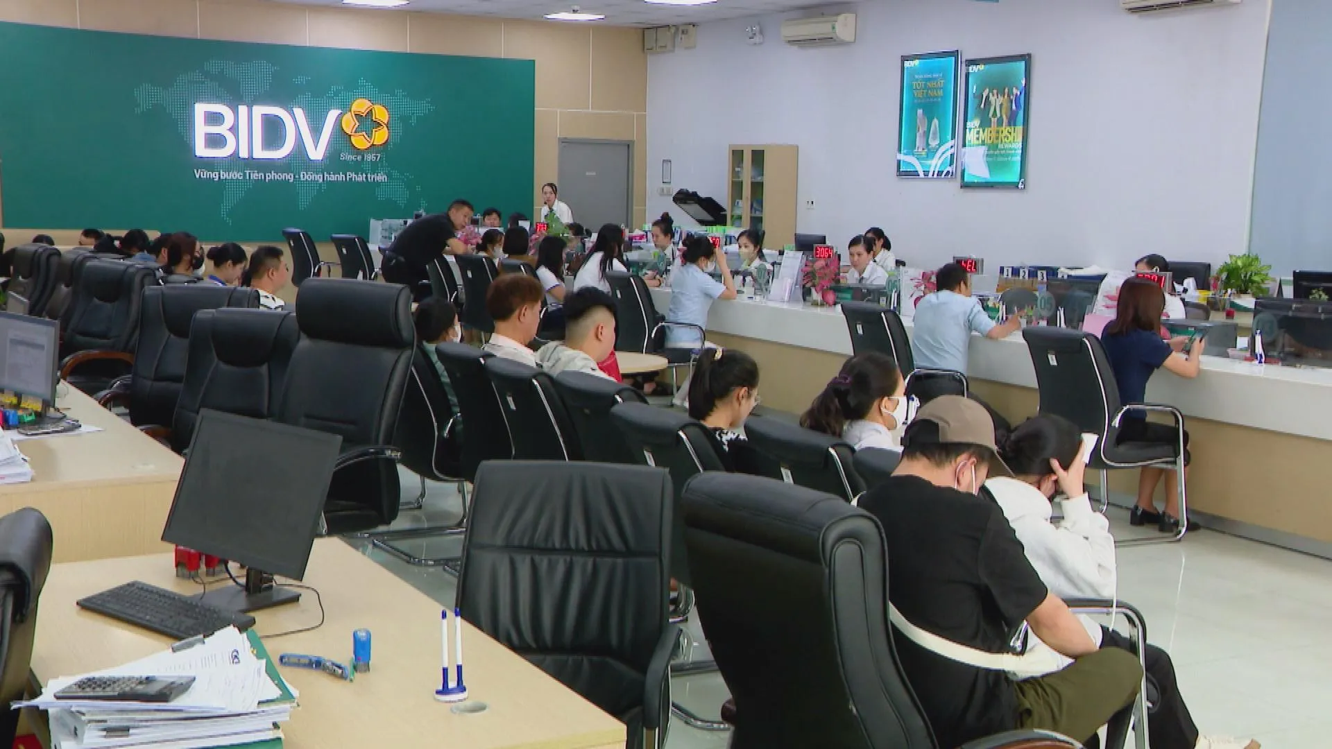 Các chuyên gia, đại diện doanh nghiệp trao đổi về môi trường đầu tư và những động lực tăng trưởng mới của TP. Hồ Chí Minh