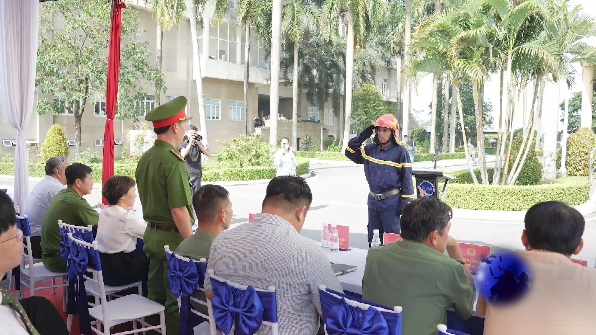 Các lực lượng triển khai đội hình chữa cháy, phun nước khống chế đám cháy giả định