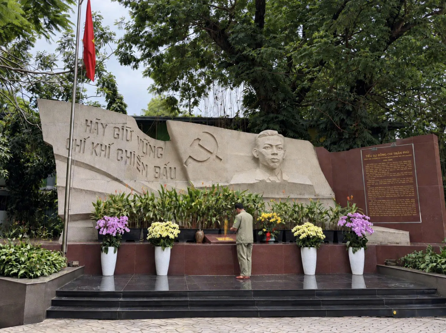Một nén hương được thắp lên, gửi theo sự tưởng nhớ và lòng tri ân đối với những người đã hy sinh - Ảnh: Hải Anh