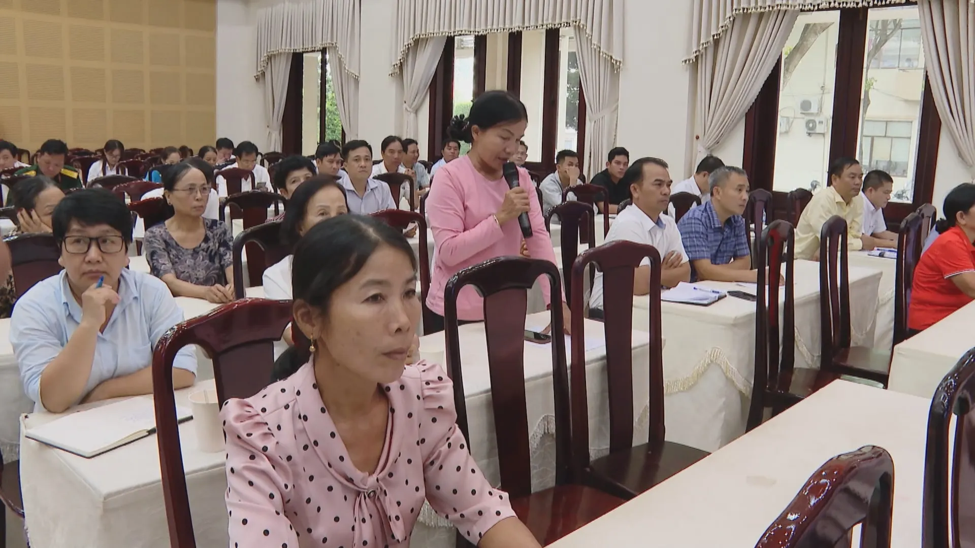 Cử tri kiến nghị nhiều vấn đề tại buổi tiếp xúc