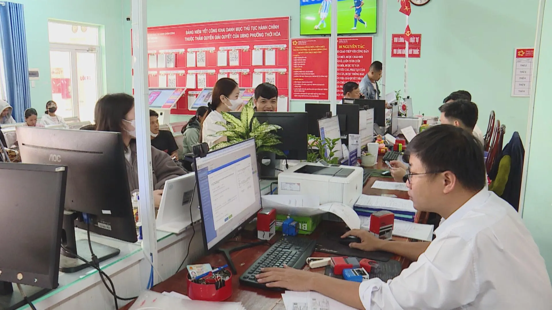 Người dân thực hiện thủ tục hành chính tại cơ sở, trong khi cán bộ, công chức tiếp nhận và xử lý hồ sơ trên hệ thống điện tử
