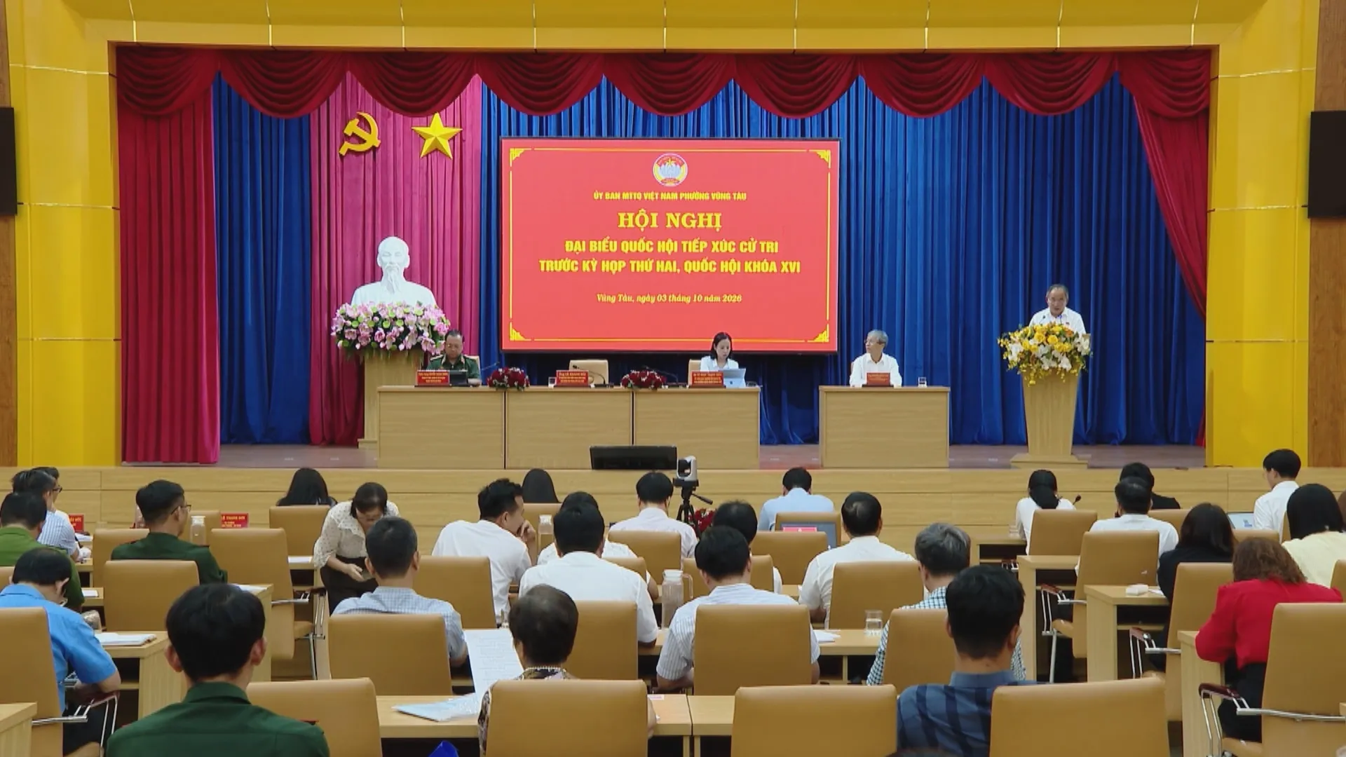 Các đại biểu Quốc hội tiếp thu, ghi nhận ý kiến, kiến nghị của cử tri.