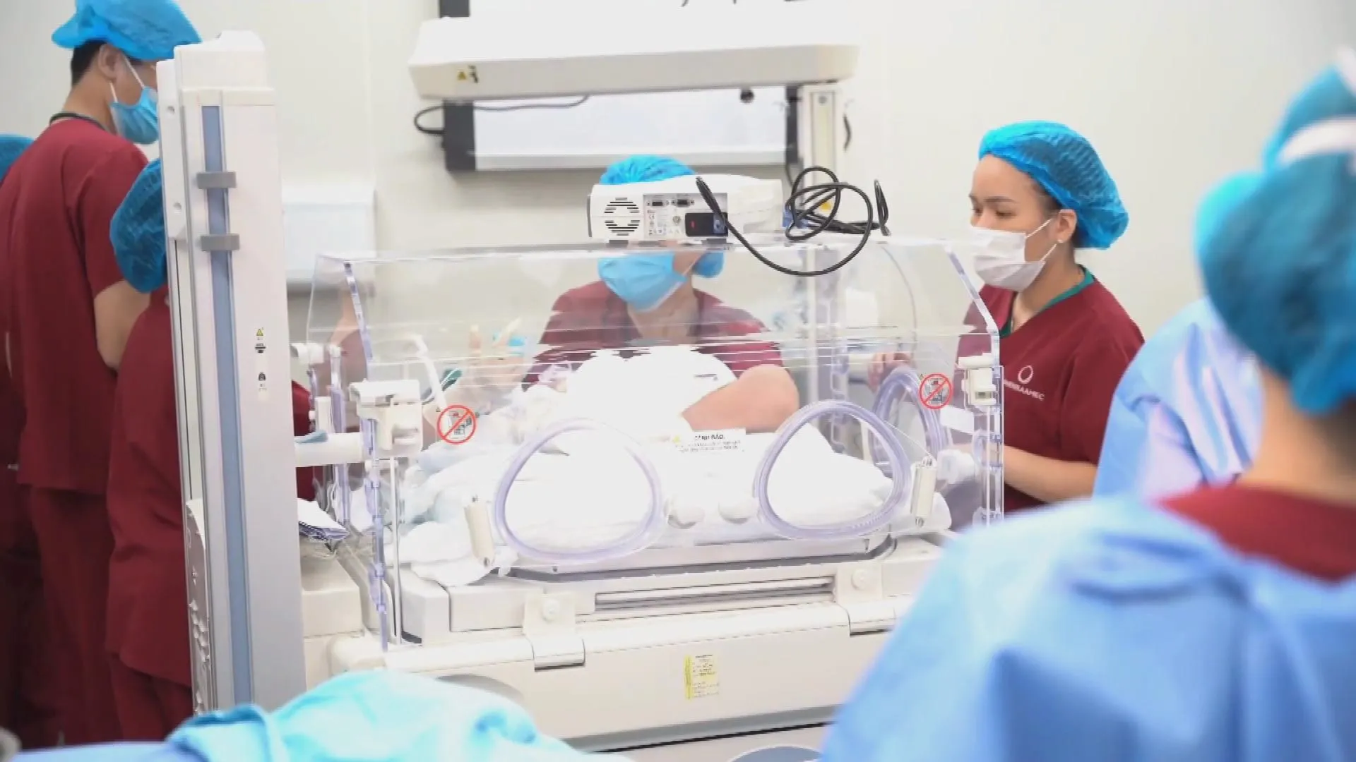 Sau hơn 200 ngày chăm sóc chuyên sâu, ba em bé đã có thể trở lại bệnh viện trong tình trạng ổn định