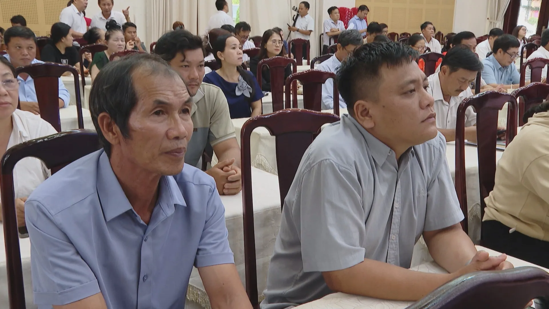 Cử tri kiến nghị nhiều vấn đề tại buổi tiếp xúc