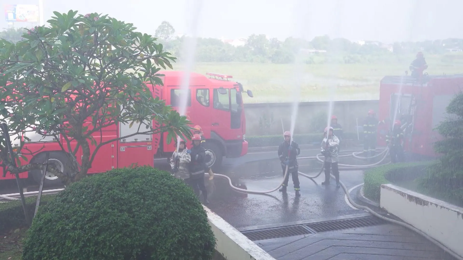 Nhân viên y tế phối hợp lực lượng cứu hộ đưa người bệnh ra khỏi khu vực giả định có cháy