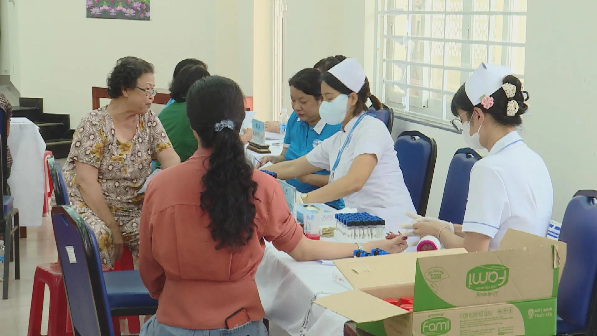 Người dân thực hiện thủ tục hành chính tại cơ sở, trong khi cán bộ, công chức tiếp nhận và xử lý hồ sơ trên hệ thống điện tử