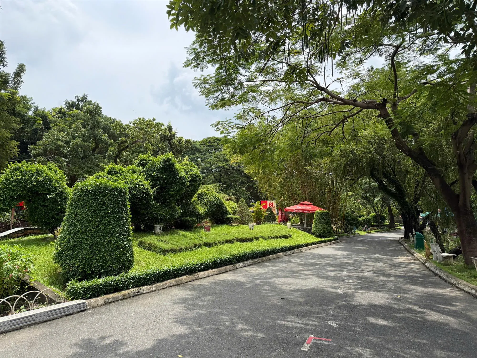 Không gian yên bình hôm nay đối lập với những ký ức chiến tranh vẫn còn được gìn giữ qua nhiều thế hệ - Ảnh: Hải Anh