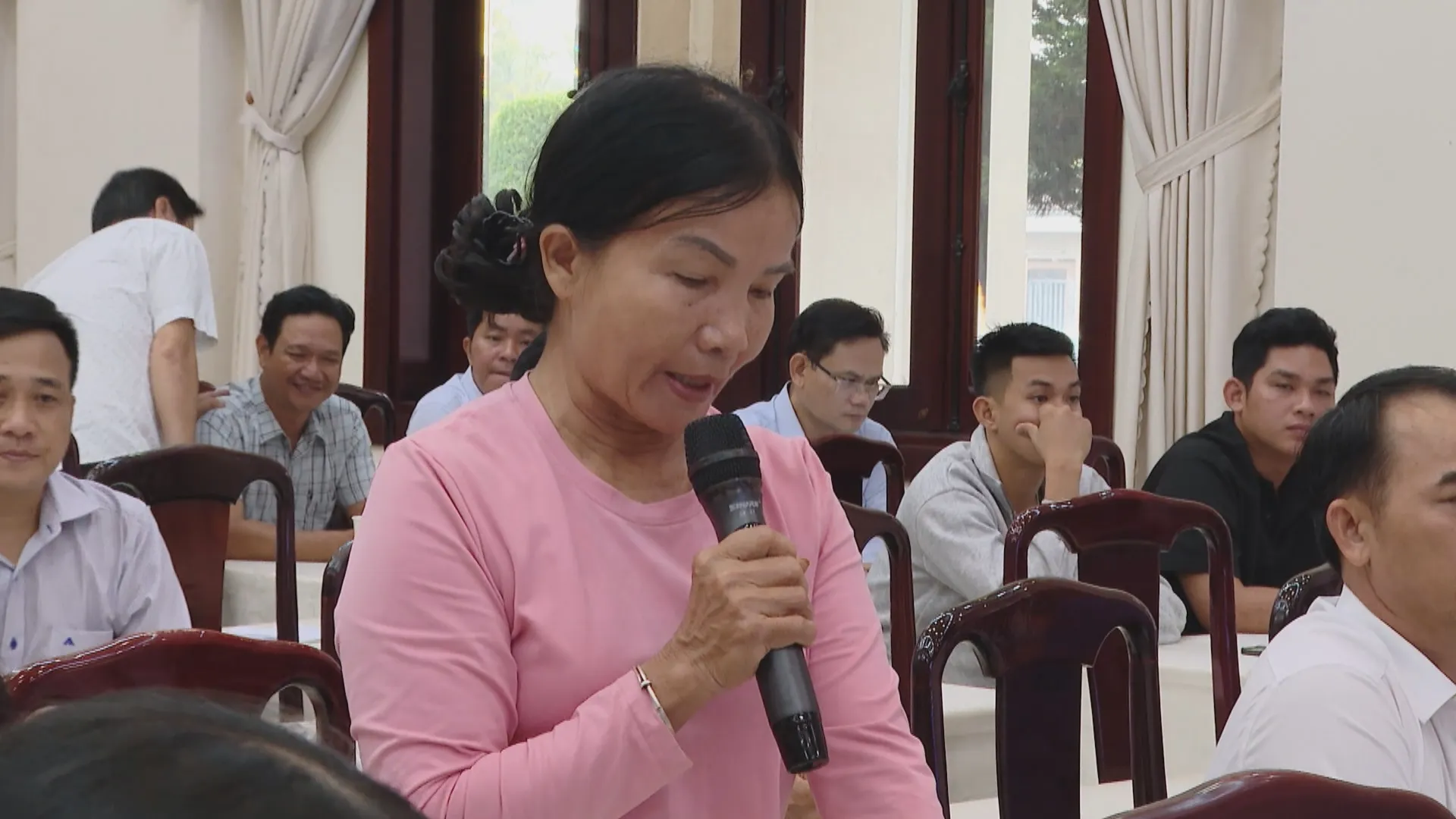 Cử tri kiến nghị nhiều vấn đề tại buổi tiếp xúc