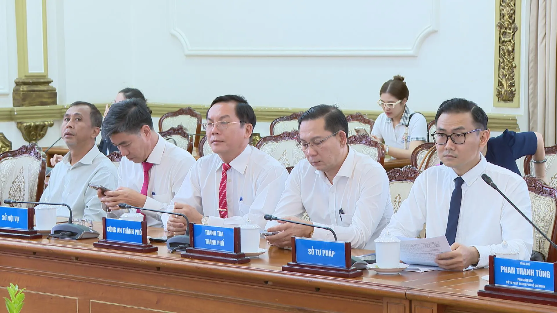 Đại diện các sở, ban, ngành tham dự lễ ký kết phối hợp giữa UBND TP.HCM và Trường Đại học Luật TP.HCM