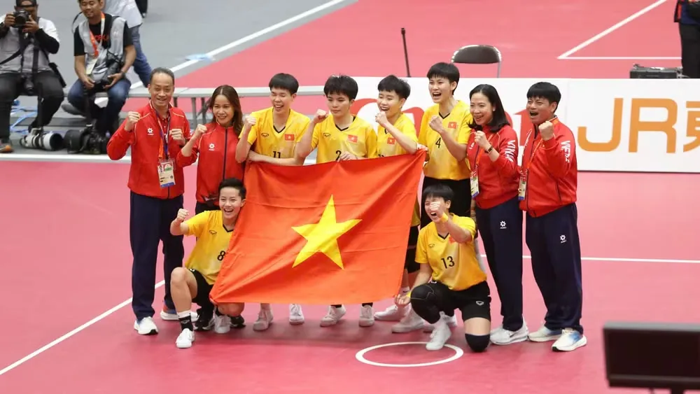 Các thành viên đội tuyển cầu mây nữ Việt Nam và Ban huấn luyện ăn mừng chiến thắng - Ảnh: Bùi Lượng - Nhân Dân