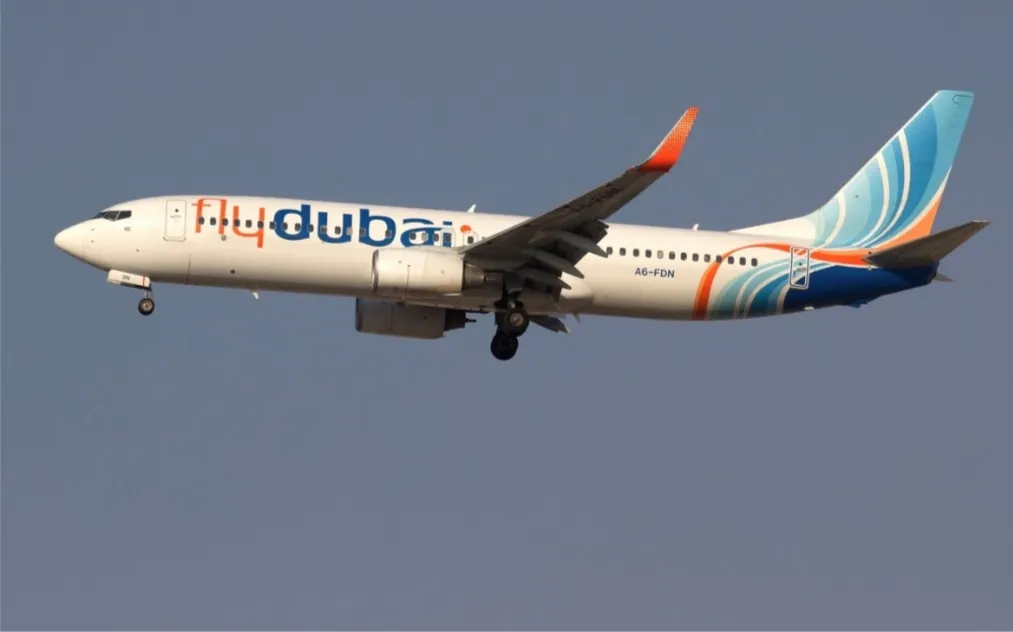 Một chiếc máy bay chở khách Flydubai trên bầu trời UAE - Ảnh: Reuters