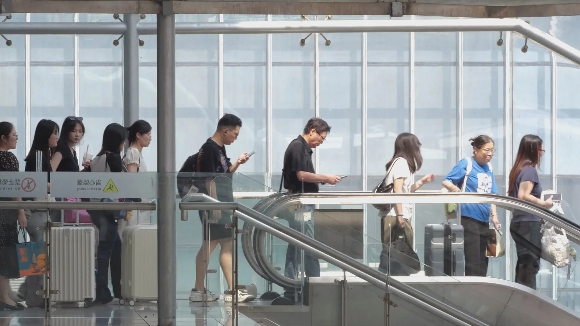 Ngành hàng không hoạt động hết công suất trong kỳ nghỉ lễ kéo dài một tuần, dự kiến phục vụ 2,5 triệu lượt hành khách trên 20.000 chuyến bay toàn quốc