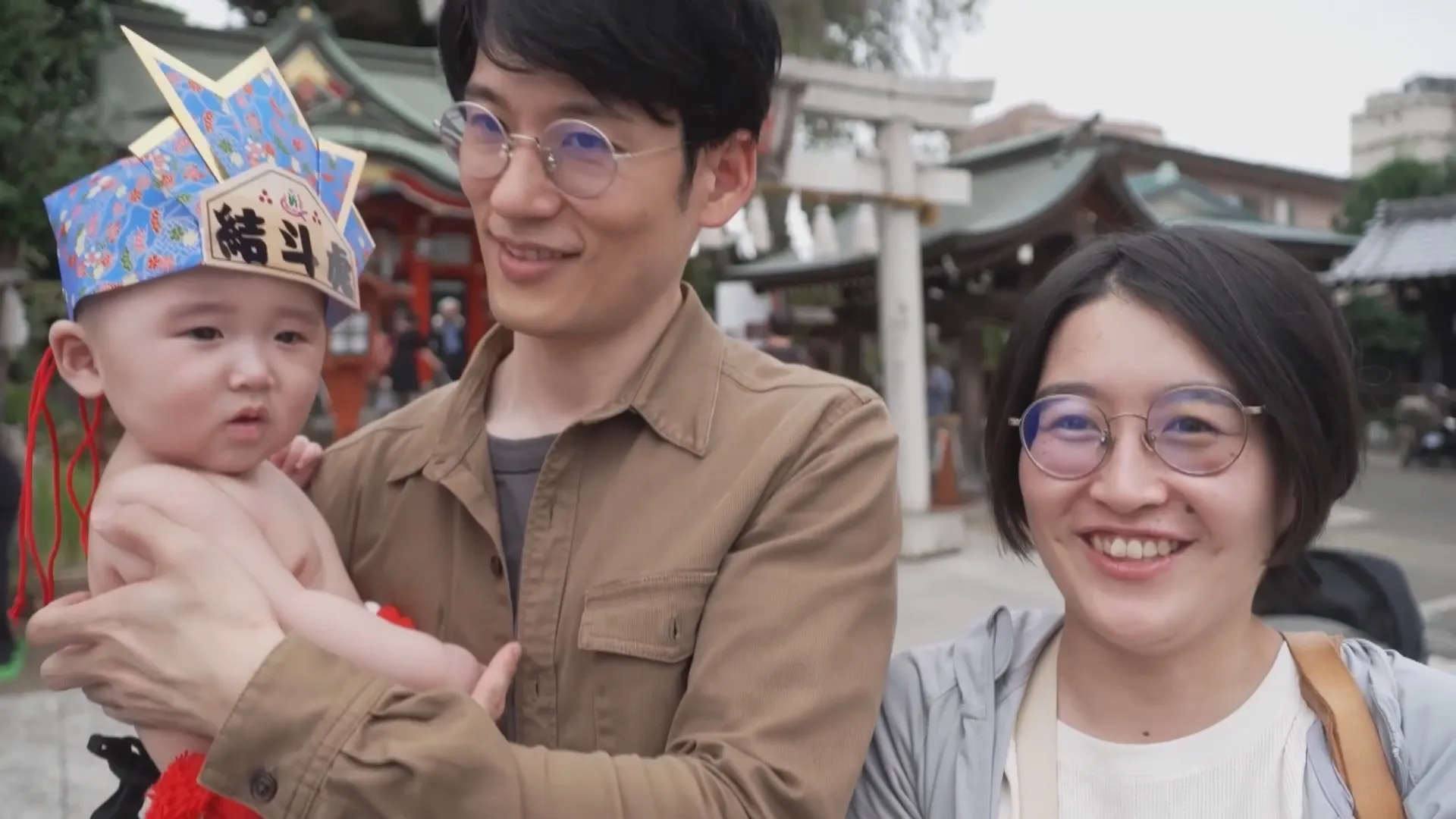 Lễ hội Naki Sumo tại Nhật Bản: Tiếng khóc trẻ thơ là lời cầu chúc bình an - Ảnh 2. Trái ngược với tiếng khóc nức nở của con trẻ, các bậc phụ huynh lại vô cùng hạnh phúc vì tin rằng con mình vừa nhận được phước lành