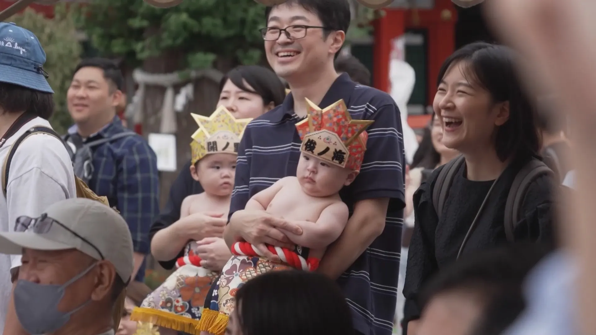 Lễ hội Naki Sumo tại Nhật Bản: Tiếng khóc trẻ thơ là lời cầu chúc bình an - Ảnh 3. Trái ngược với tiếng khóc nức nở của con trẻ, các bậc phụ huynh lại vô cùng hạnh phúc vì tin rằng con mình vừa nhận được phước lành