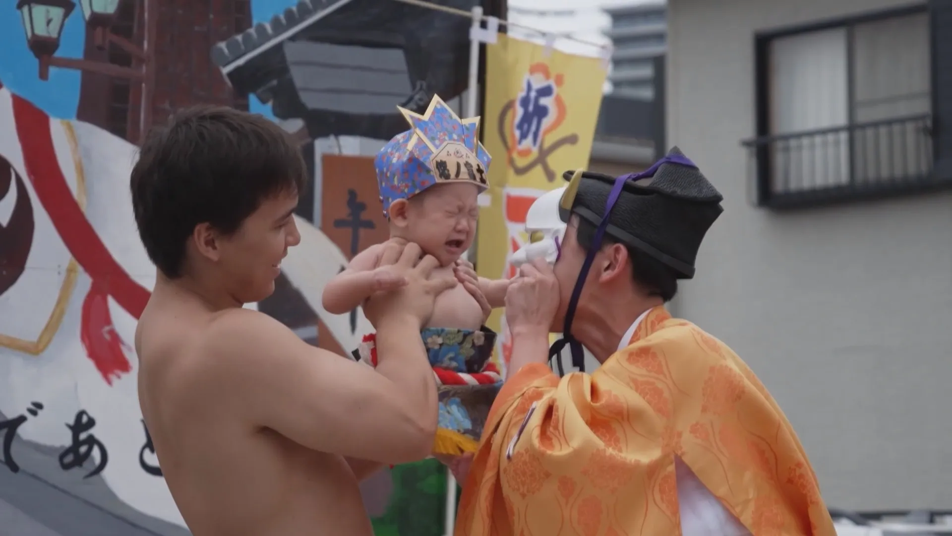 Lễ hội Naki Sumo tại Nhật Bản: Tiếng khóc trẻ thơ là lời cầu chúc bình an - Ảnh 1. Nghi lễ Naki Sumo truyền thống tại Nhật Bản - nơi tiếng khóc của trẻ nhỏ được xem là tín hiệu đáng mừng, báo hiệu sự bình an và sức khỏe