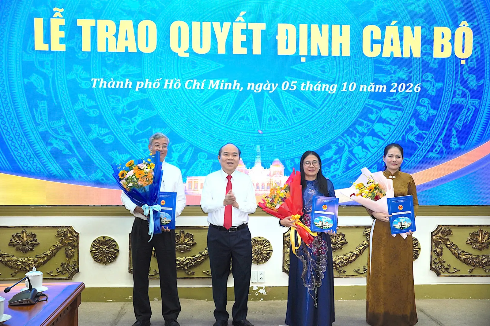 Thành phố trao quyết định cán bộ