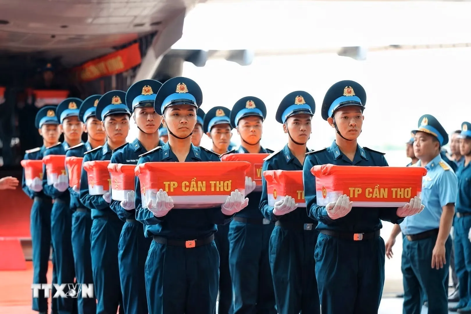 hon-15000-mau-hai-cot-liet-si-tu-quan-khu-9-duoc-dua-ra-ha-noi-giam-dinh-adn2
