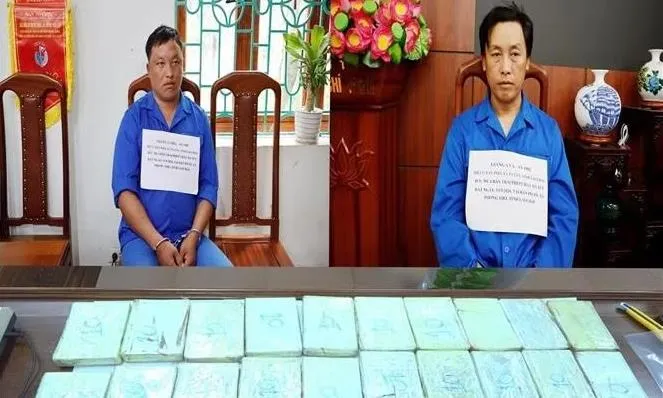 2 đối tượng Giàng A Vả và Giàng A Chía cùng tang vật