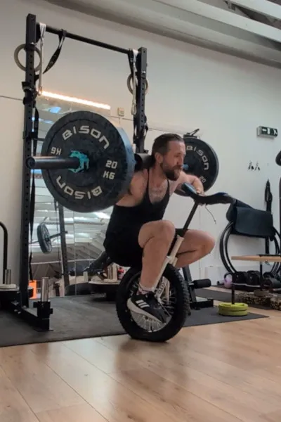 Jason Auld ở tư thế ngồi xổm giữa thử thách