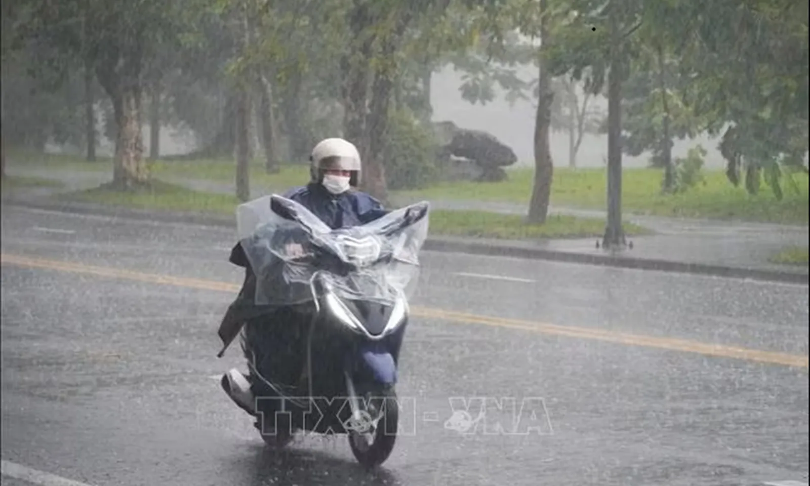 Mưa lớn tiếp diễn, cảnh báo lũ quét, sạt lở tại Hà Tĩnh, Quảng Trị và Huế