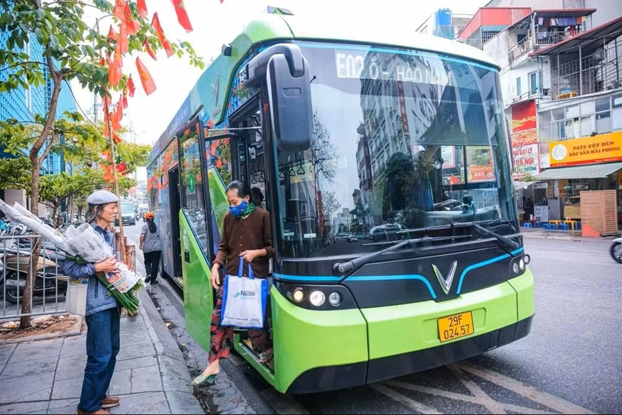Hành khách lên xe buýt điện tại đường Cầu Giấy - Ảnh: Hoàng Hiếu - TTXVN