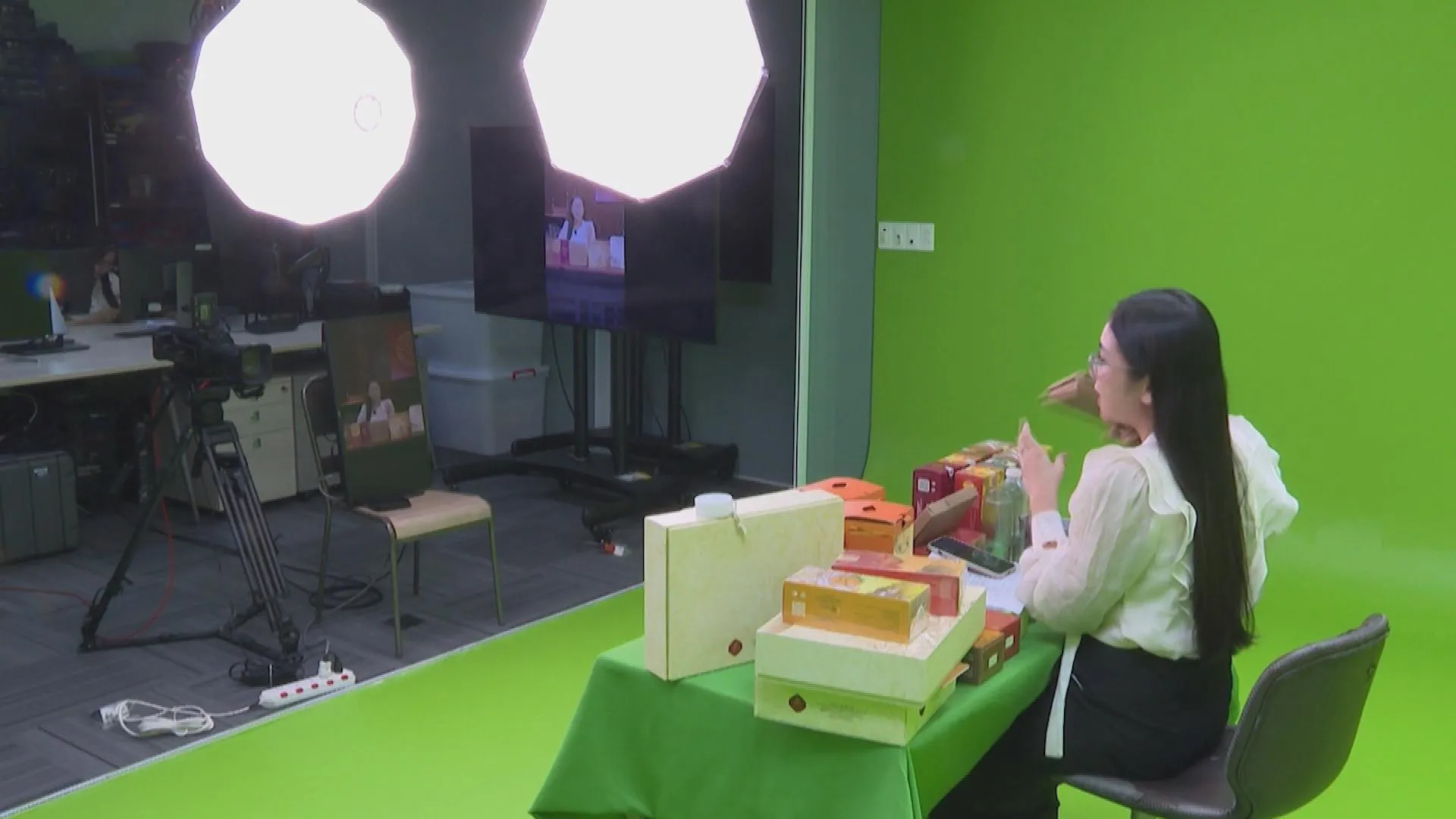 Người bán giới thiệu sản phẩm qua hình thức livestream trên nền tảng trực tuyến