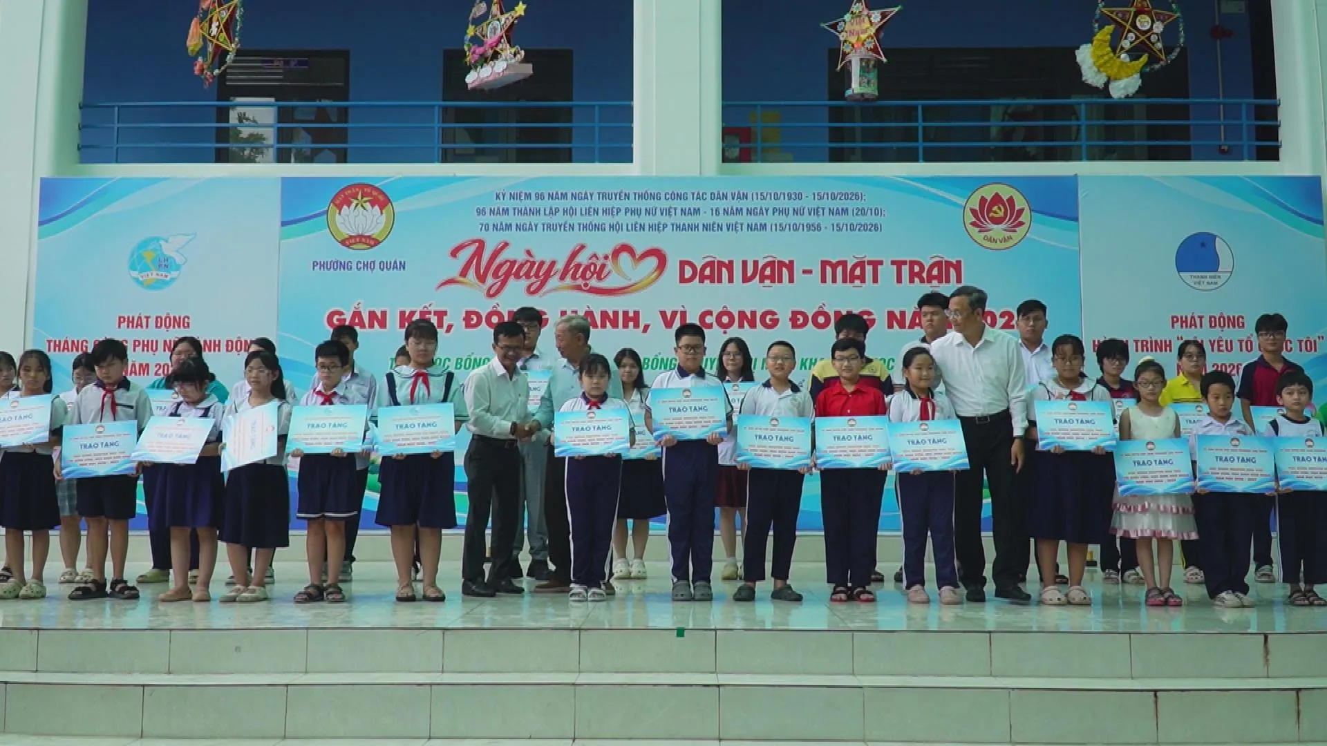 Nhiều suất học bổng được trao cho học sinh có hoàn cảnh khó khăn, tiếp thêm động lực cho các em trong năm học mới