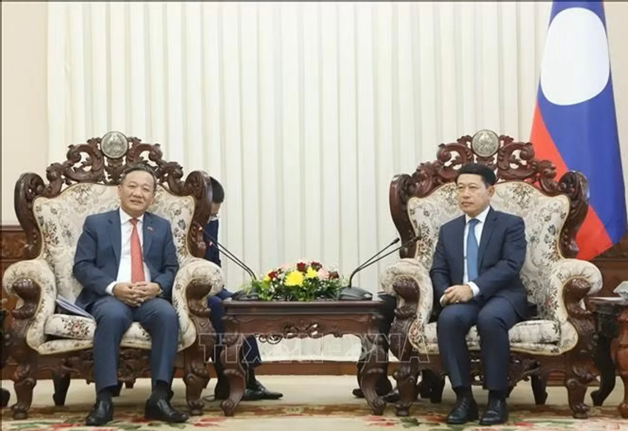 Thủ tướng Chính phủ Lào Saleumxay Kommasitt tiếp Đại sứ Việt Nam tại Lào Nguyễn Minh Tâm đến chúc mừng - Ảnh: Xuân Tú- PV TTXVN tại Lào